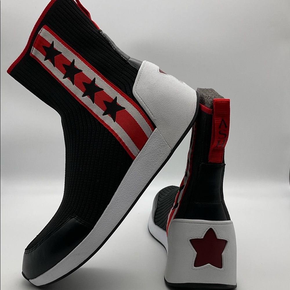 NWOT BLACK WITH STARS SOCK‎ BOOTS MENS 7.5 WOMENS 9